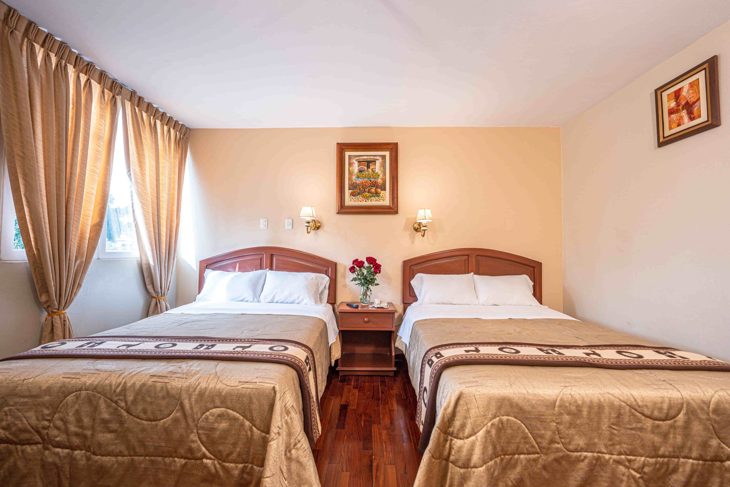 Habitación doble con cama matrimonial en hotel en el Callao