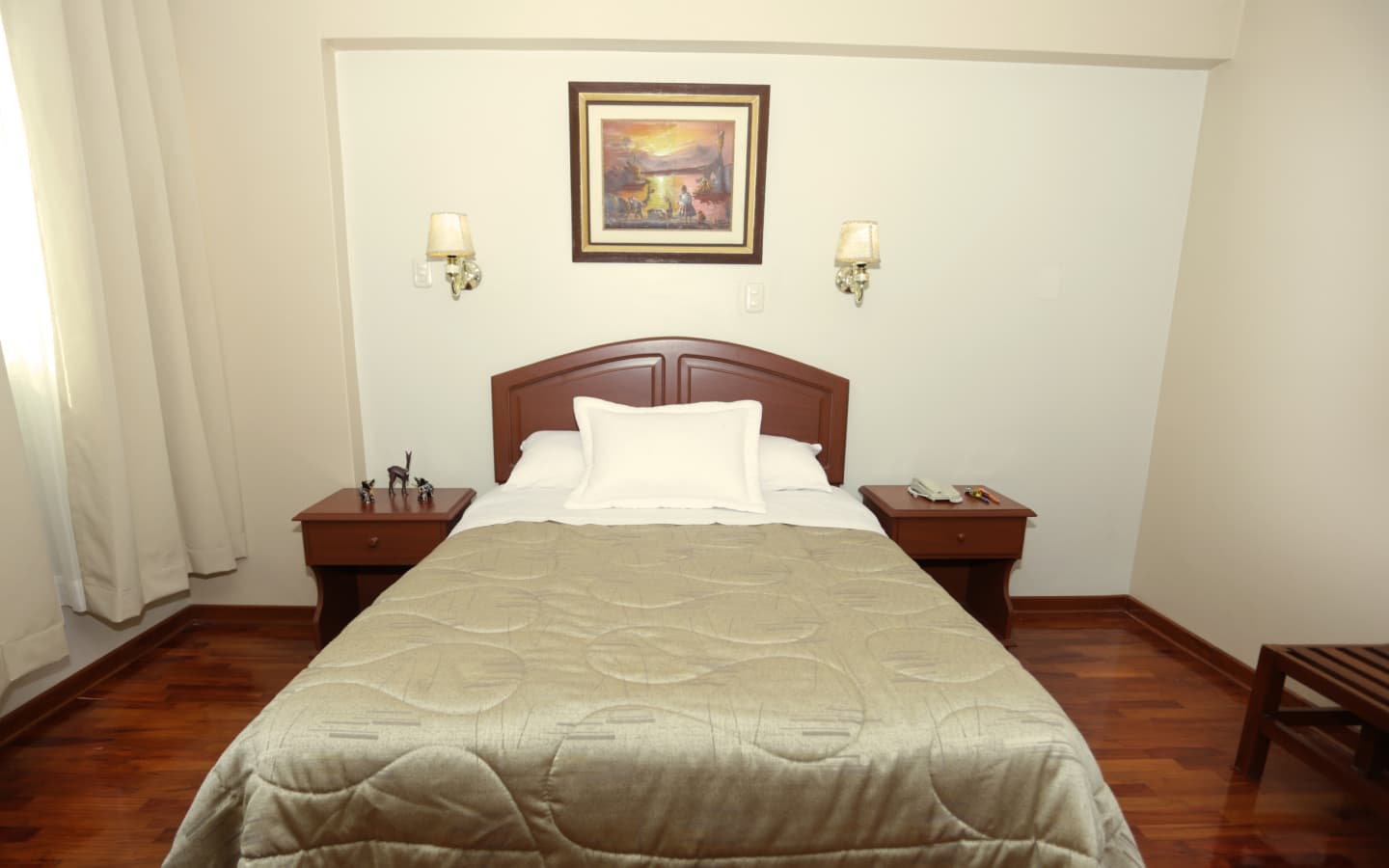 Habitación simple estándar en Hotel Manhattan Inn cerca al Aeropuerto de Lima.