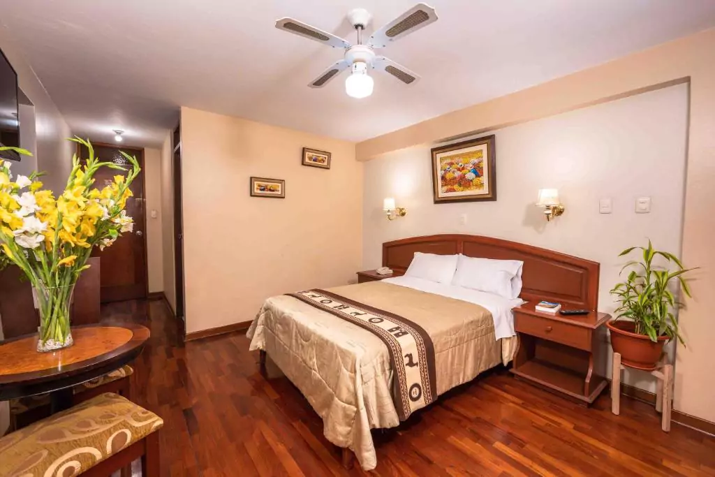 Habitación matrimonial acogedora en el Hotel Manhattan Inn Aeropuerto Lima