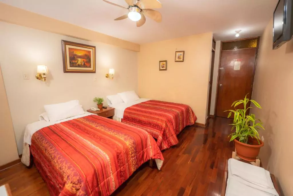 Habitación doble con cama matrimonial en hotel en el